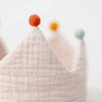 Verjaardagskroon zandkleurig met vilten pompons