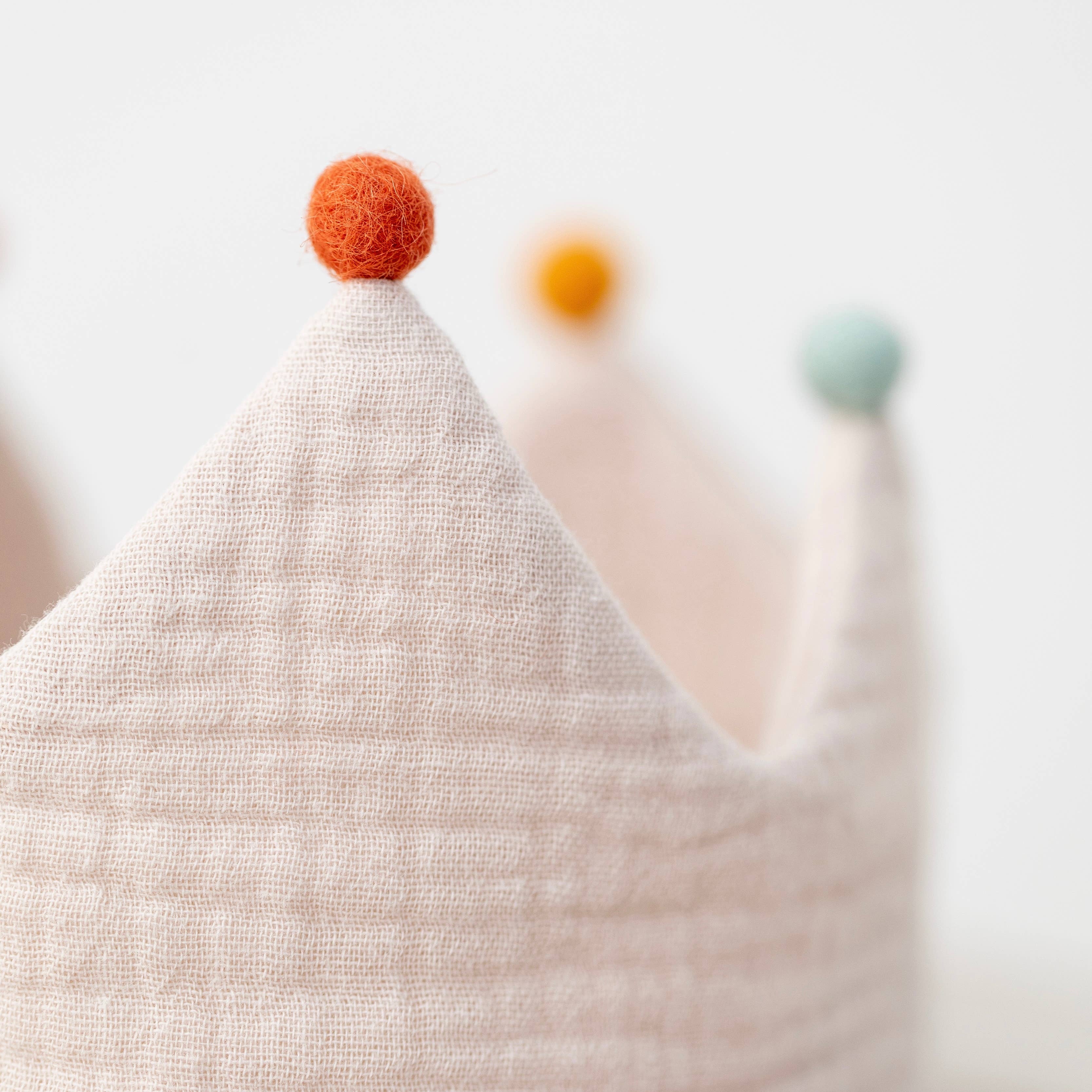 Verjaardagskroon zandkleurig met vilten pompons