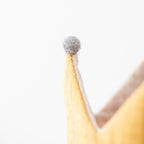 Verjaagskroon zand/mosterdgeel met vilten pompons