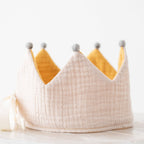 Verjaagskroon zand/mosterdgeel met vilten pompons