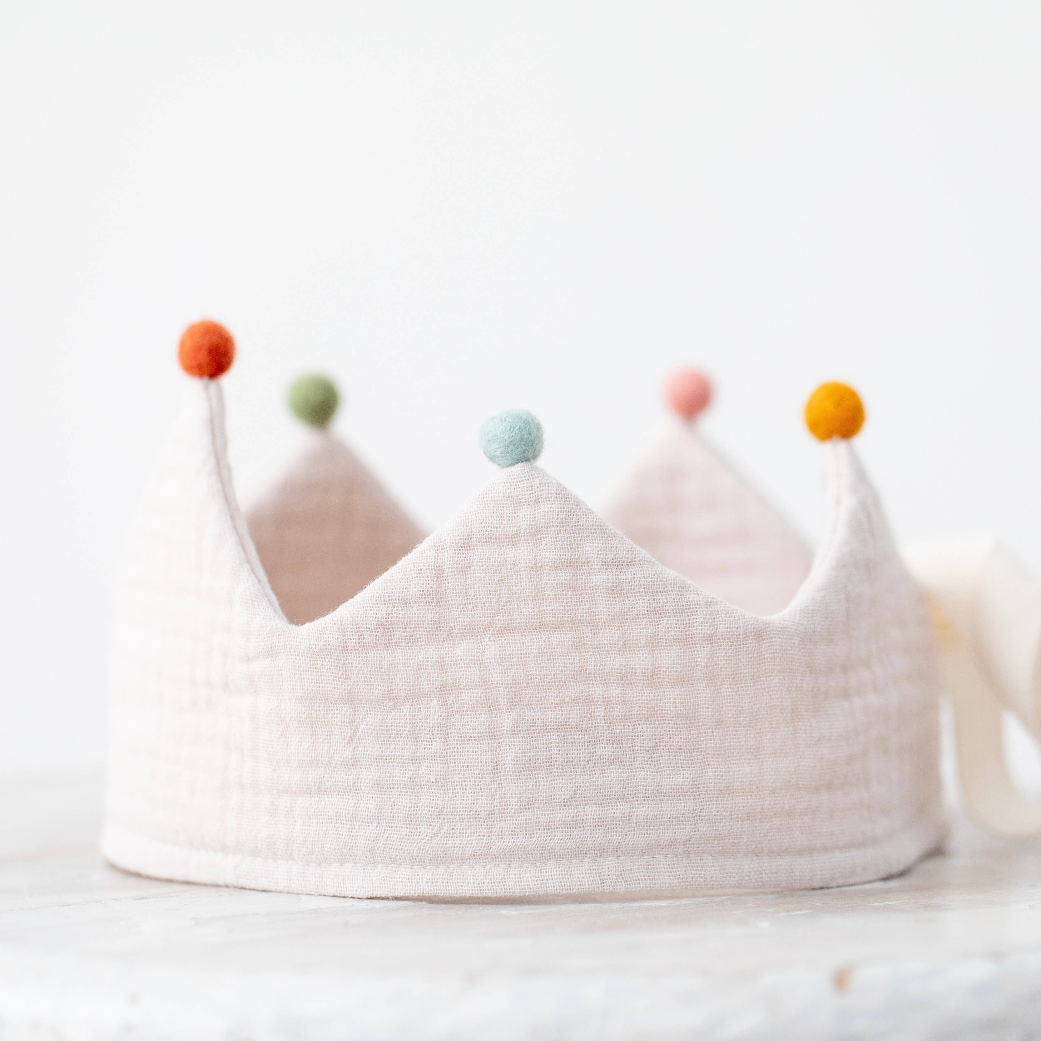 Verjaardagskroon zandkleurig met vilten pompons