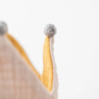 Verjaagskroon zand/mosterdgeel met vilten pompons