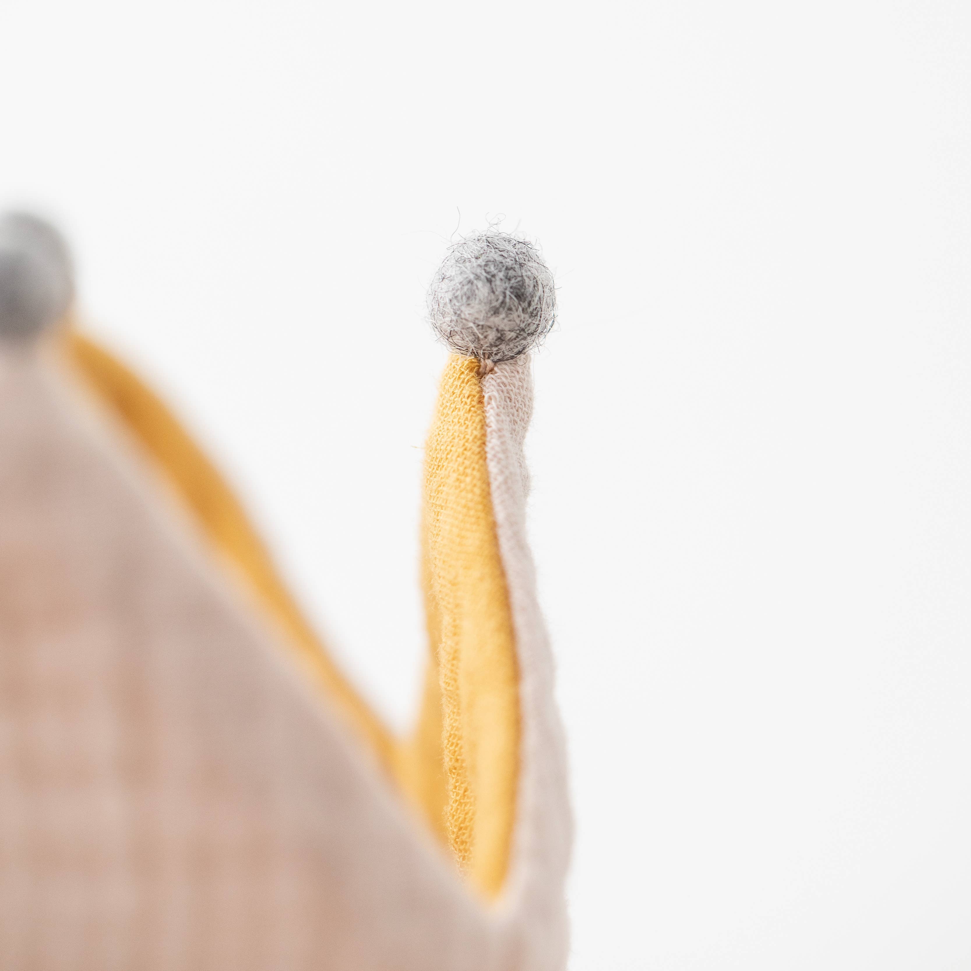 Verjaagskroon zand/mosterdgeel met vilten pompons