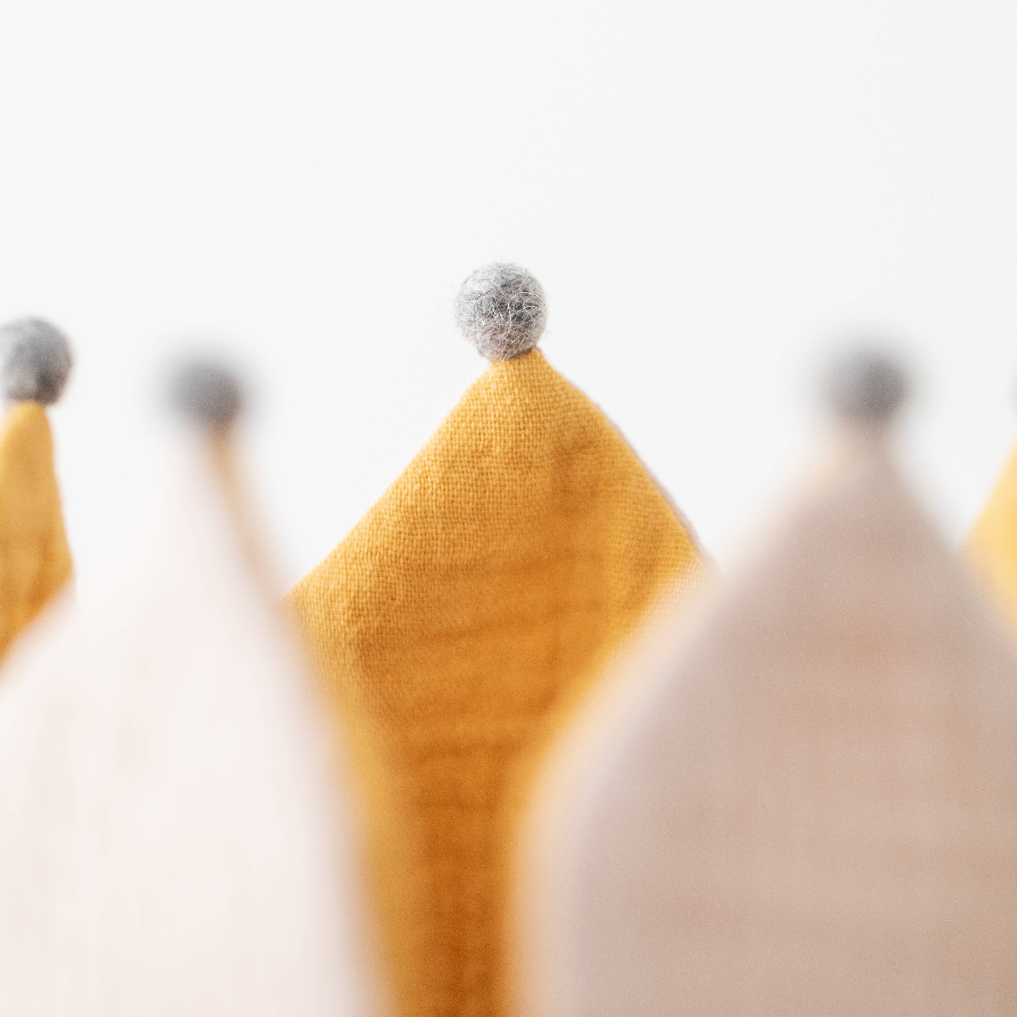 Verjaagskroon zand/mosterdgeel met vilten pompons