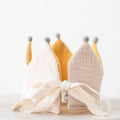 Verjaagskroon zand/mosterdgeel met vilten pompons
