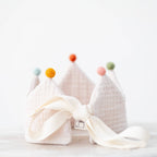 Verjaardagskroon zandkleurig met vilten pompons