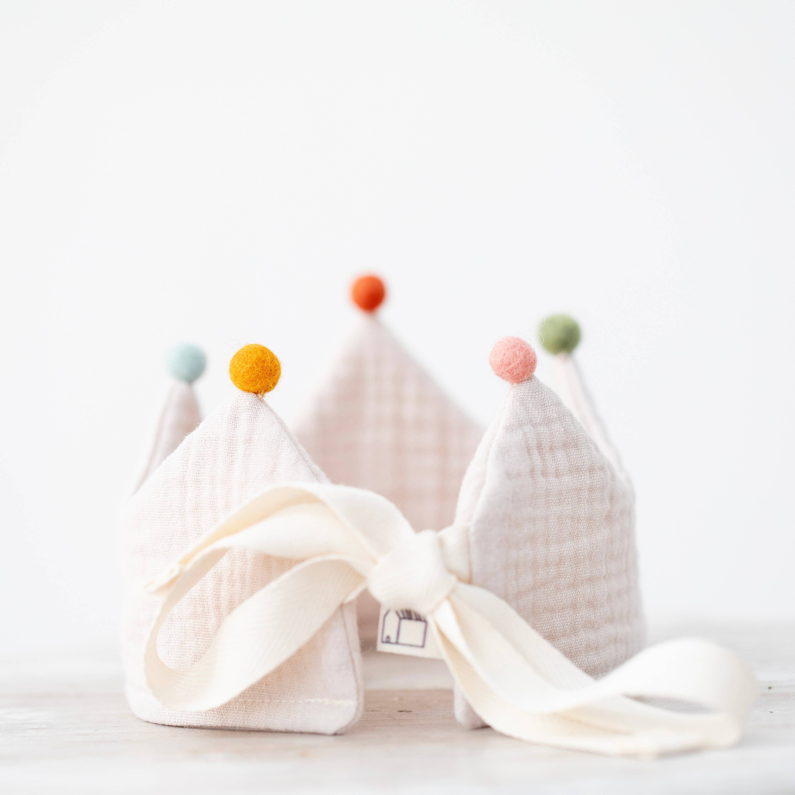 Verjaardagskroon zandkleurig met vilten pompons