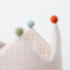 Verjaardagskroon zandkleurig met vilten pompons
